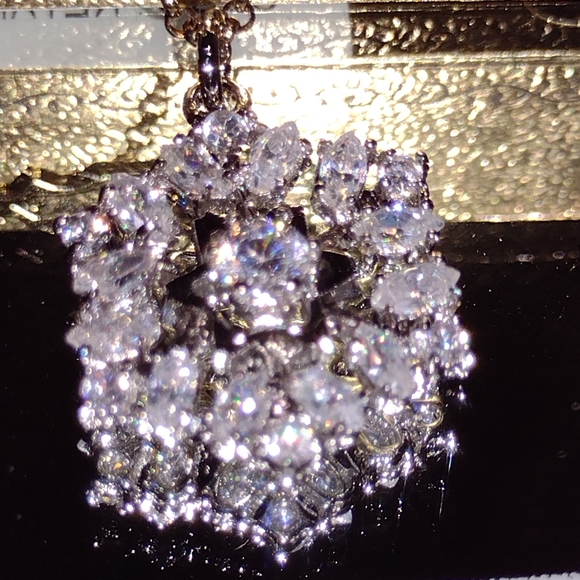 Juicy Couture Iridescent ❄️ Necklace Never Removed from Original 🎁 NWT - Picture 8 of 13